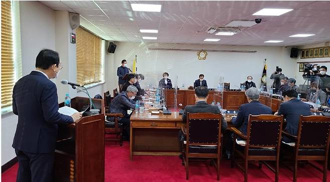 재난지원금 지급 시의회 보고하는 김종식 목포시장 [목포시 제공·재판매 및 DB 금지]