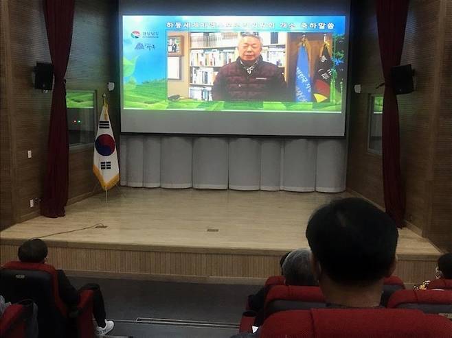 윤상기 하동군수, 하동세계차엑스포조직위 개소식 축하영상 (하동=연합뉴스) 윤상기 하동군수가 27일 하동세계차엑스포조직위 개소식에서 영상으로 축하 메시지를 전하고 있다. 2021.1.27   [경남도청 제공. 재판매 및 DB 금지] shchi@yna.co.kr