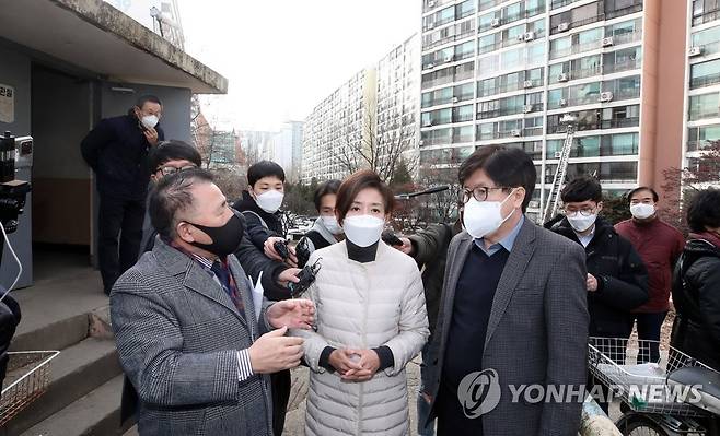 강남 재건축 단지 은마아파트 방문한 나경원 전 의원 (서울=연합뉴스) 서울시장 보궐선거 출마 선언을 한 국민의힘 나경원 전 의원이 27일 오후 서울 강남구 대치동 은마아파트를 찾아 이정돈 은마아파트 주택재건축정비사업조합설립추진위원회 위원장으로부터 설명을 듣고 있다. 2021.1.27 [국회사진기자단] jeong@yna.co.kr