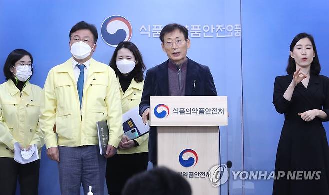 중앙약심 '셀트리온, 3상 임상시험 결과 제출 조건으로 품목허가 자문' (청주=연합뉴스) 김주형 기자 = 이동희 식품의약품안전평가원장(왼쪽 두번째)과 오일환 중앙약사심의위원회 위원장(가운데)이 27일 오후 충북 청주시 식약처 브리핑실에서 셀트리온 제약회사의 신종 코로나바이러스 감염증(코로나19) 항체치료제의 중앙약사심의위원회 회의 결과를 발표를 마친 뒤 취재진의 질문에 답변하고 있다.       중앙약사심의위원회는 브리핑에서 (주)셀트리온 '렉키로나주960mg(레그단비맙)'의 품목허가 신청을 위해 제출한 자료를 검토한 결과 3상 임상시험 결과를 제출하는 것을 조건으로 품목허가를 할 수 있을 것으로 자문했다고 설명했다. kjhpress@yna.co.kr