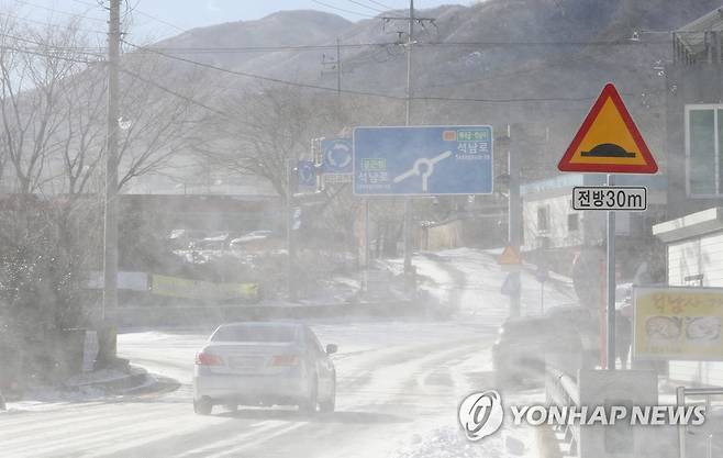 강풍에 흩날리는 눈 [연합뉴스 자료사진]
