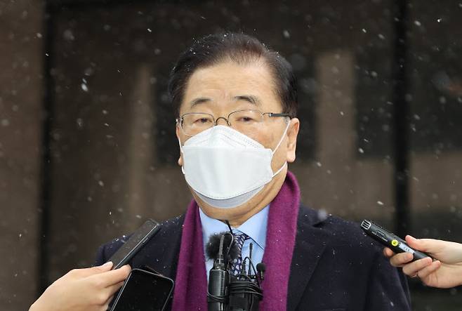 정의용 외교부 장관 후보자가 28일 서울 종로구 외교부 청사 인근 사무실로 출근하며 취재진 질문에 답하고 있다. [사진=연합 제공]