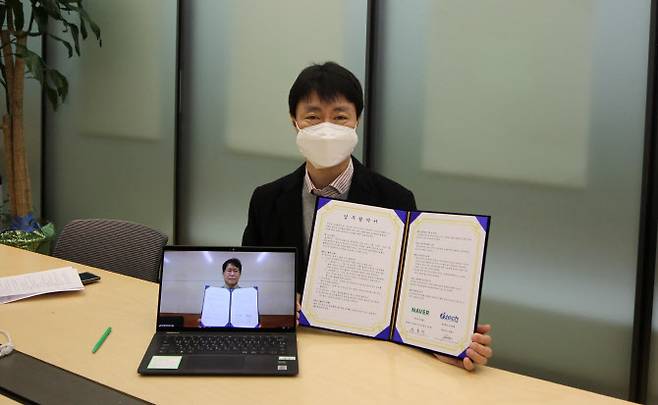 ▲유봉석 네이버 서비스운영총괄(오)과 박동기 아이앤텍 대표이사(왼)가 화상으로 MOU 체결하고 있다.