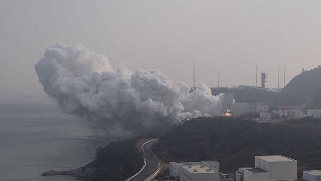한국항공우주연구원은 엔진 4기를 묶는 누리호 1단 인증모델 추진기관 종합연소시험에 처음 성공했다고 밝혔다.(사진=한국항공우주연구원)