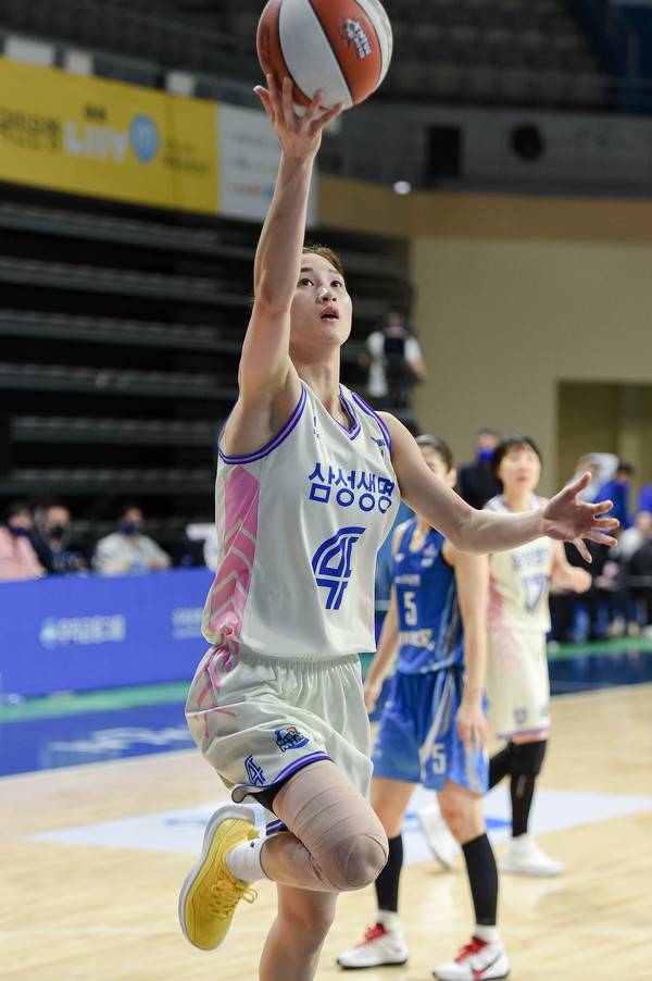여자 프로농구 삼성생명 윤예빈이 14득점으로 활약하며 우리은행에 지난 시즌을 포함하면 9연패를 당했던 '트라우마'에서 벗어났다. [사진=WKBL 제공]
