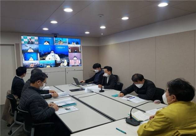 27일 오후 5시 서울시와 자치구, 유관기관이 함께 강설‧강풍‧한파에 대비한 긴급 영상회의를 실시하고 있다.