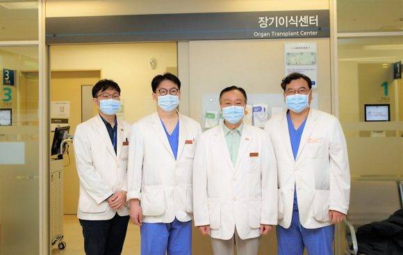 삼성서울병원 조재원 교수(오른쪽 둘째)와 이식외과 교수팀.[사진=삼성서울병원]