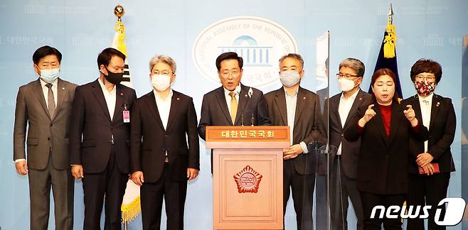 지난해 11월6일 오후 국회 정론관에서 (왼쪽부터) 오영훈 국회의원(제주 제주시 을·더불어민주당)과 김희현 제주도의회 더불어민주당 원내대표, 강철남 제주도의회 4·3특별위원회 위원장, 좌남수 제주도의회 의장, 송재호 국회의원(제주 제주시 갑·더불어민주당), 이상봉 제주도의회 행정자치위원회 위원장, 제주도의회 4·3특별위원회 소속 강민숙 의원(비례대표·더불어민주당)이 국회에 제주4·3특별법 개정안 통과를 촉구하는 기자회견을 하고 있다.(제주도의회 제공)© News1