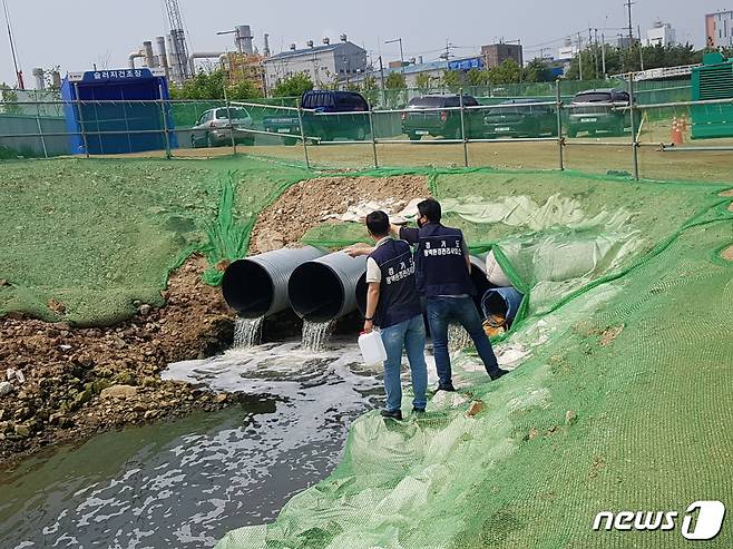 폐수 무단방류 행위를 단속 중인 민관합동 특별단속 모습. .(경기도 제공) © 뉴스1DB
