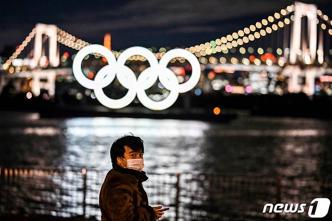 27일 오후 일본 도쿄 오다이바에 설치돼 있는 오륜마크 조형물에 조명이 켜져 있다. © AFP=뉴스1