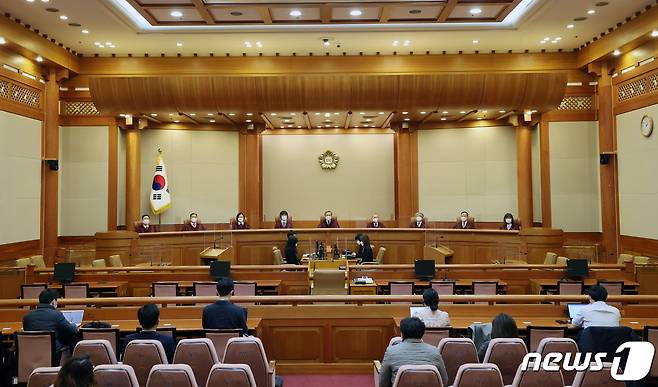 유남석 헌법재판소장과 헌법재판관들이 28일 오후 서울 종로구 헌법재판소 대심판정에서 열린 고위공직자범죄수사처(공수처)에 대해 청구된 헌법소원 심판 사건 선고를 위해 입장해 자리에 앉아있다. 2021.1.28/뉴스1 © News1 구윤성 기자