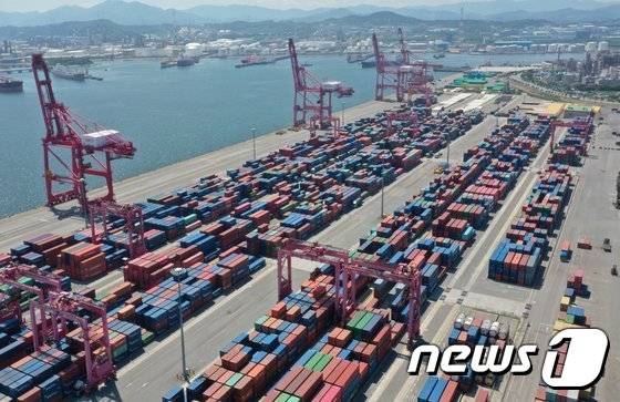 울산항 컨테이너 선적 부두.© 뉴스1