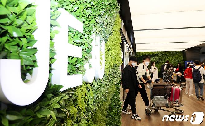 지난해 9월 추석 전 마지막 주말인 27일 제주국제공항 1층 국내선 도착장에 관광객들이 속속 도착하고 있다.2020.9.27 /뉴스1 © News1 오미란 기자
