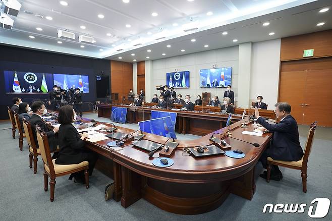 문재인 대통령이 28일 오후 청와대에서 샤브카트 미르지요예프 우즈베키스탄 대통령과 화상 정상회담을 하고 있다. 2021.1.28/뉴스1 © News1 이광호 기자