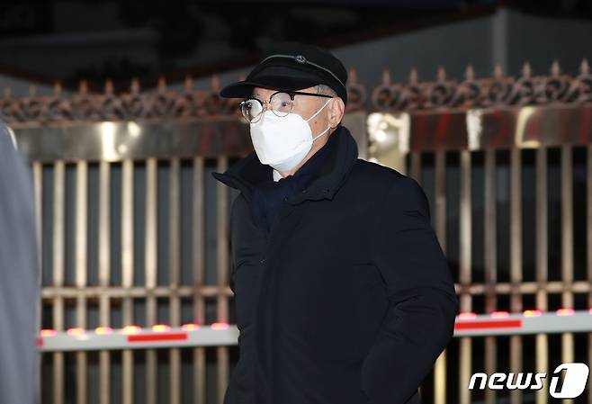 오거돈 전 부산시장이 구속영장이 기각되자 18일 오후 부산 사상구 부산구치소를 나오고 있다. 2020.12.18/뉴스1 © News1 여주연 기자