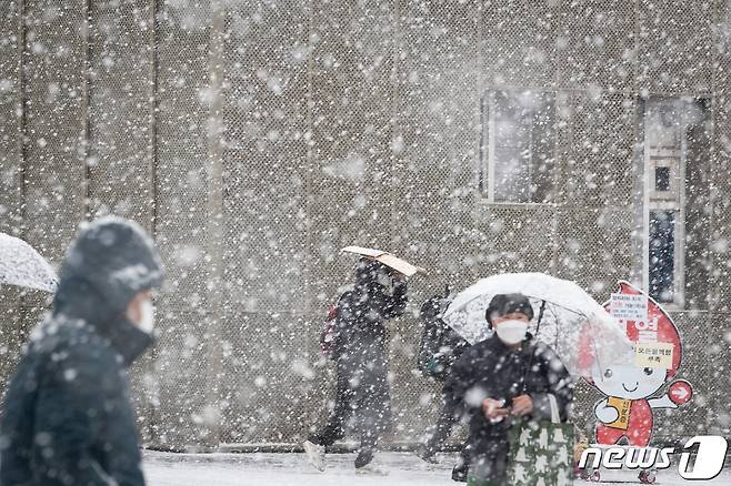 기상청은 오는 주말까지 사흘간 아침 최저기온 영하 10도 이하의 강추위와 최대 순간풍속 시속 90㎞ 이상의 강풍에 더해 대설특보 수준의 눈이 덮칠 전망이라고 예보했다. 2021.1.28/뉴스1 © News1 유승관 기자