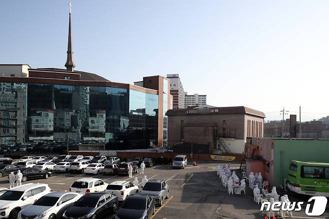 28일 오전 광주 서구 쌍촌동 안디옥교회 주차장에 신도 등을 대상으로 코로나19 검사를 위해 임시선별진료소가 설치됐으나, 한산한 모습을 보이고 있다. 2021.1.28 /뉴스1 © News1 황희규 기자