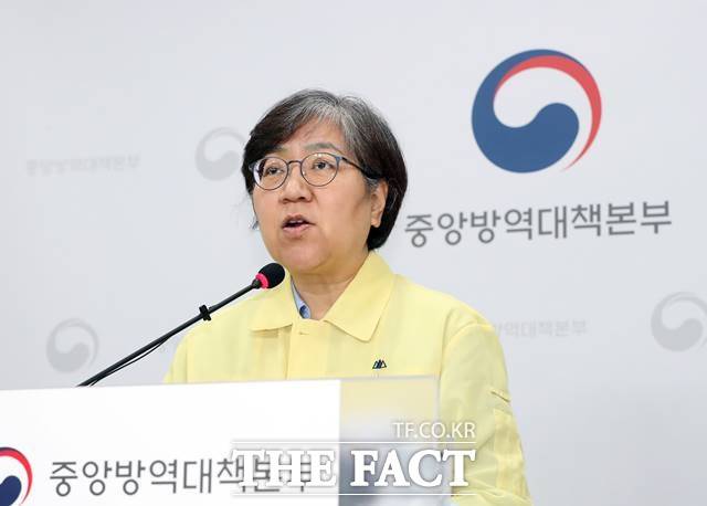국내에서 다음 달 신종 코로나바이러스 감염증(코로나19) 담당 의료진과 요양병원·노인의료복지시설 종사자를 시작으로 백신 접종이 시작된다. 일반 성인은 3분기부터 접종할 수 있다. 사진은 정은경 질병관리청장 /뉴시스