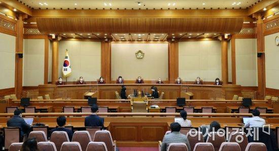 유남석 헌법재판소장과 헌법재판관들이 28일 오후 서울 종로구 헌법재판소 대심판정에서 열린 고위공직자범죄수사처 설치 및 운영에 관한 법률에 대한 헌법소원 심판 사건 선고를 위해 입장해 자리에 앉아있다./김현민 기자 kimhyun81@