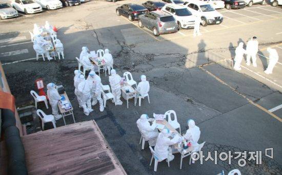 28일 오전 교인이 2000여 명에 달하는 광주 안디옥교회 주차장에 의료진 30여 명이 투입돼 임시선별진료소를 꾸렸지만 한산하기만 하다.