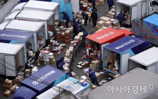 택배노조가 내달 설 연휴를 앞두고 무기한 총파업을 예고한 가운데 28일 서울의 한 택배물류센터에서 관계자들이 물품을 옮기고 있다. 택배노조는 분류작업 책임을 택배사로 명기한 사회적 합의를 사측이 파기했다고 주장하며 오는 29일부터 총파업에 나서기로 했다. 노사 간에 다시 접점을 찾지 못하면 설 연휴를 앞두고 택배 대란이 현실화할 수도 있다./김현민 기자 kimhyun81@