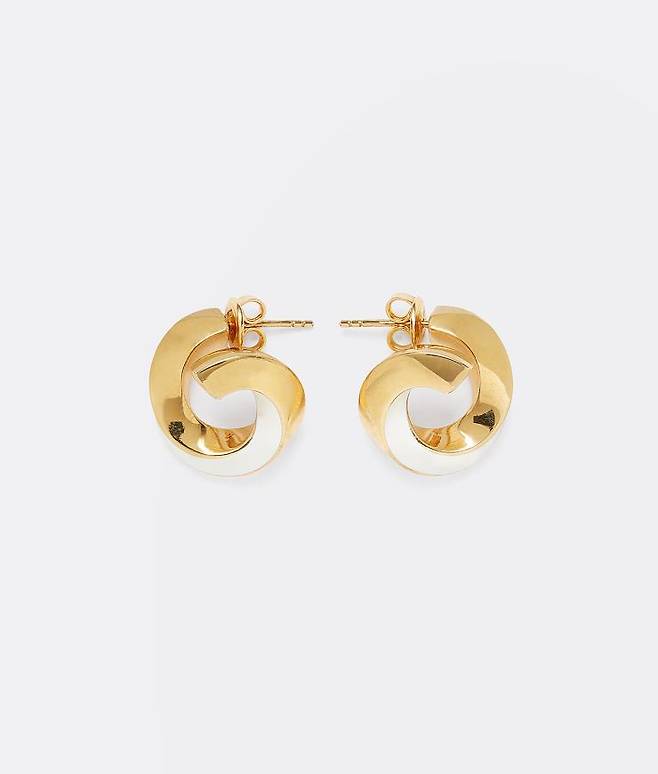 꼬임 디테일이 유니크한 이어링은 1백3만원, Bottega Veneta.