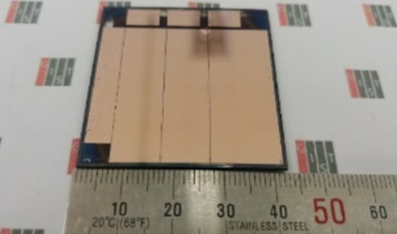 광주과학기술원 이광희 교수와 김희주 교수가 첨가제 'L-알라닌'을 넣어 만든 페로브스카이트 태양전지. GIST 제공