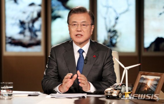 [서울=뉴시스]박영태 기자 = 문재인 대통령이 27일 청와대에서 화상으로 열린 2021 세계경제포럼(WEF) 한국정상 특별연설에 참석해 연설을 하고 있다. 2021.01.27. since1999@newsis.com <저작권자ⓒ 공감언론 뉴시스통신사. 무단전재-재배포 금지.> /사진=뉴시스화상