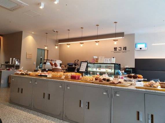 버터향 가득한 빵냄새가 발길을 멈추게 하는 하이트진로의 청년지원사업장인 빵그레 내부(위 사진)에는 호텔 베이커리 못잖은 빵들이 다양하다. 깔끔한 내부 만큼 모던한 외부 모습과 인기만점 빵들. 사진=이정은 기자