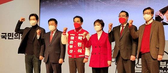 국민의힘 부산시장 후보 한자리에 부산시장 보궐선거 국민의힘 예비 후보들이 28일 부산 해운대구 벡스코에서 열린 '비전스토리텔링 PT' 행사에 참석해 기념사진을 찍고 있다. 왼쪽부터 박성훈, 이진복, 박민식, 이언주, 전성하, 박형준 예비후보. 뉴시스