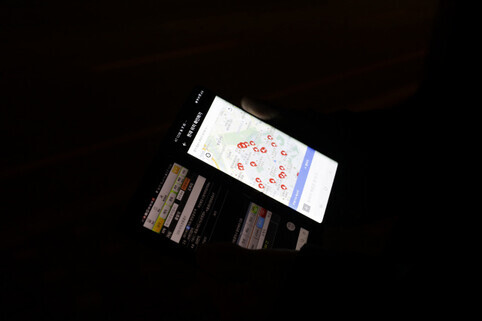 한 대리운전기사가 대리운전할 차량을 잡기 위해 앱을 들여다보고 있는 모습. 김명진 기자