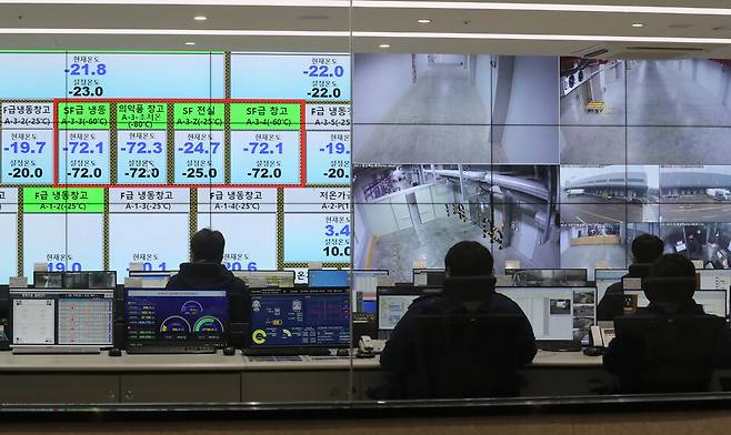 2월부터 시작되는 코로나19 백신 접종을 앞두고 26일 경기도 평택에 위치한 한국초저온 물류센터 통합관제센터에서 관계자들이 코로나19 백신 초저온 보관소의 온도 유지, 보안 상태 등을 모니터링하고 있다. 연합뉴스