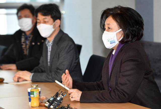 서울시장 보궐선거 출마 선언한 더불어민주당 소속 박영선(오른쪽) 전 중소벤처기업부 장관과 윤건영(구로을) 의원이 28일 오후 서울 구로구에 위치한 의료영상정보 솔루션 기업인 인피니트헬스케어를 방문해 김동욱 대표 등 직원들과 간담회서 발언하고 있다. 국회사진기자단