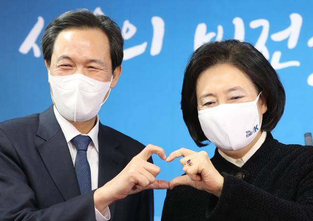 서울시장 보궐선거에 출마선언한 박영선(오른쪽) 전 중소벤처기업부장관과 우상호 더불어민주당 의원이 27일 오후 더불어민주당 정책엑스포 in 서울 행사가 열린 서울 여의도 서울시당사에서 손 하트를 만들어보이고 있다. 국회사진기자단