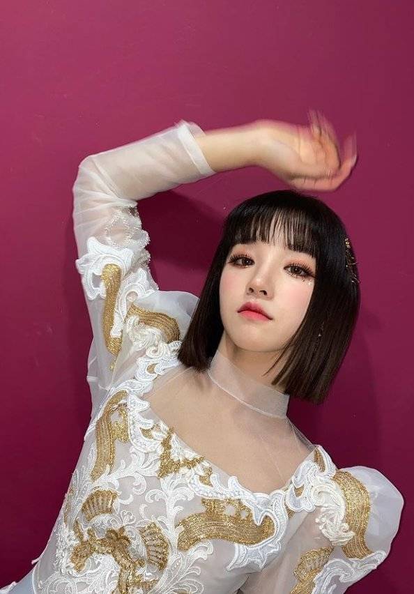 Song Yuqi posted several photos on the official SNS of (G)I-DLE on Friday, along with snowflake emojis.In the open photo, Song Yuqi is styled as a stage costume with straight hair and gold decoration. He takes various poses in a space that looks like a waiting room.A doll-like beauty and a lovely atmosphere catches the eye.Fans who encountered the photos responded such as Bobby Doll, It is so cute and Song Yuqi shining today.On the other hand, the group (G)I-DLE, which Song Yuqi belongs to, released the mini 4th album I burn on the 11th and is working as the title song Hwa ().