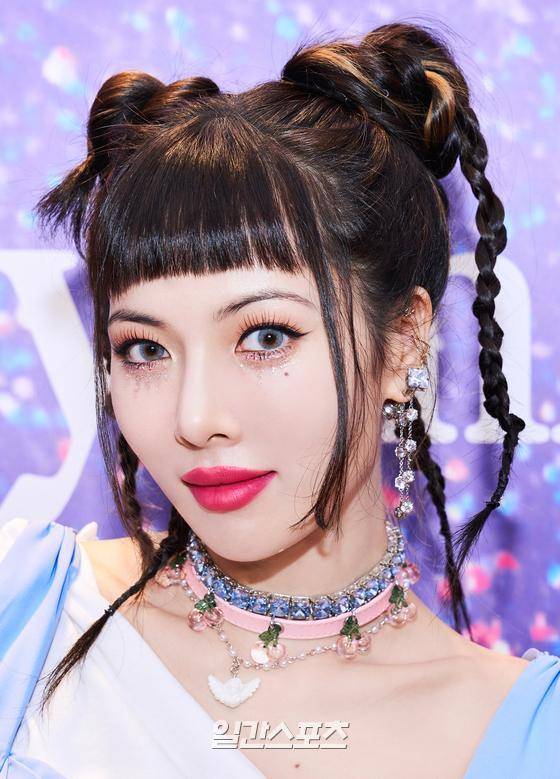 가수 현아(HyunA)가 28일 오후 7번째 미니앨범 ‘I’m Not Cool (암 낫 쿨) 발매 기념 기자간담회를 온라인으로 진행했다. 현아가 포토타임에서 포즈를 취하고 있다. 〈사진=피네이션 제공〉 김진경 기자 kim.jinkyung@jtbc.co.kr/2021.01.28/