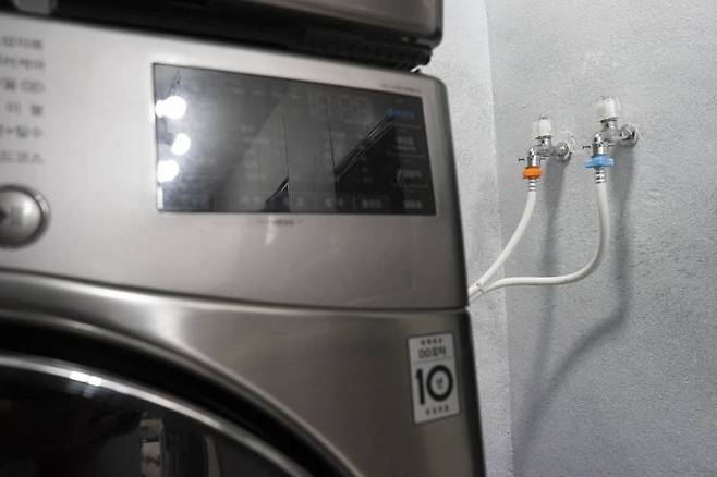 세탁기와 세탁기에 연결된 냉,온수 배관. 대다수 공동 주택이 세탁기 설치를 위한 자리를 따로 마련해놓고 있다. 출처=IT동아