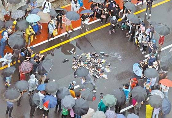 지난해 8월 보수단체 회원들이 집회를 하며 문 대통령 이름에 신발을 던지는 모습. [뉴스1]