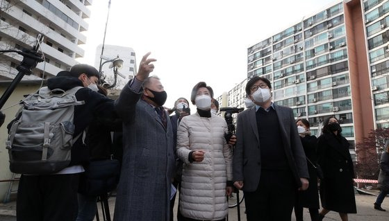 서울시장 보궐선거 국민의힘 예비후보인 나경원 전 자유한국당(현 국민의힘) 원내대표가 27일 오후 서울 강남구 대치동 은마아파트를 찾아 이정돈 은마아파트 주택재건축정비사업조합설립추진위원회 위원장(왼쪽 두번째)으로부터 설명을 듣고 있다. 연합뉴스