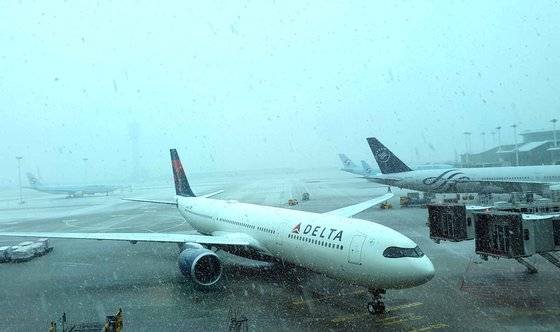 기상청은 28일 오전 8시 서울 전 지역과 경기 북부지역에 대설주의보를 발효했다. 이날 영종도 인천국제공항 제2청사 계류장에 눈이 내리고 있다. 기상청은 "발달하는 구름대의 폭이 좁고 빠르게 이동하면서도 지역별로 2시간 이내의 짧은 시간 동안 눈이 강하게 내리겠다"며 "눈이 그친 후 찬 공기가 남하하면서 기온이 급격히 떨어질 것"이라고 예보했다. 독자 한수아 제공