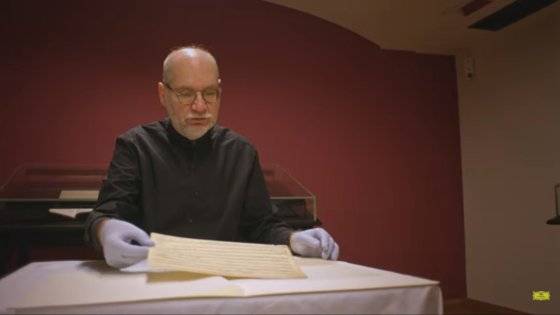 잘츠부르크 모차르테움 재단의 울리히 라이싱어 연구자가 모차르트 악보를 보는 모습. [유튜브 캡처]