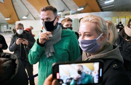 '푸틴의 정적' 알렉세이 나발니(가운데)와 부인 율리아가 지난 17일(현지시간) 러시아로 귀국하는 모습. [AP=연합뉴스]