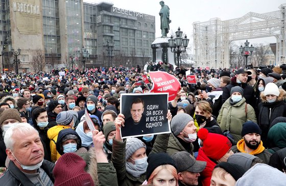 23일(현지시간) 러시아 모스크바에서 야권 지도자 알렉세이 나발니 석방을 지지하는 시위가 벌어지고 있다. 나발니는 지난 17일 독일에서 귀국 직후 공항에서 체포돼 구금됐고, 푸틴 정권에 저항하는 거리 시위에 나설 것을 요구했다. [EPA=연합뉴스]