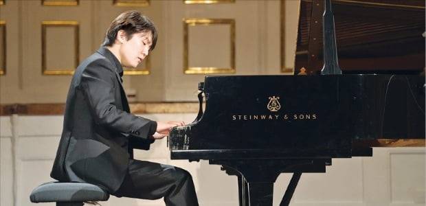 피아니스트 조성진이 27일(현지시간) 오스트리아 잘츠부르크 모차르테움 그레이트홀에서 모차르트의 미발표곡 ‘알레그로 D장조’를 세계 초연하고 있다.  유니버설뮤직  제공