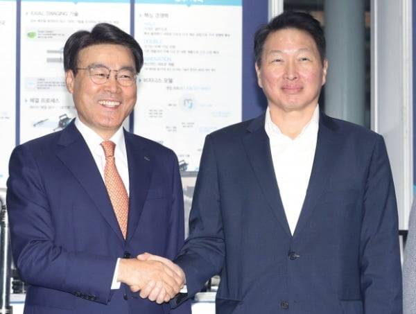 2019년 12월 3일 서울 대치동 포스코센터에서 열린 '기업시민 포스코 성과공유의 장' 행사에서 최태원 SK 회장(오른쪽)이 최정우 포스코 회장(왼쪽)과 악수하고 있다. 연합뉴스