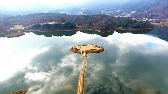 강원 화천군 간동면의 파로호 말골 수중보 인근에  조성된 하트 모양의 인공섬 전경. 화천군 제공