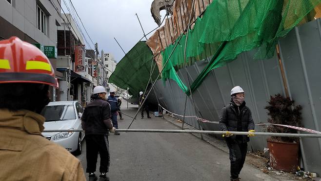 28일 오후 2시38분쯤 대구 달서구 송현동의 한 공사장 펜스가 강풍에 넘어져 공사 현장과 소방 관계자가 함께 안전조치를 하고 있다. 대구소방본부 제공