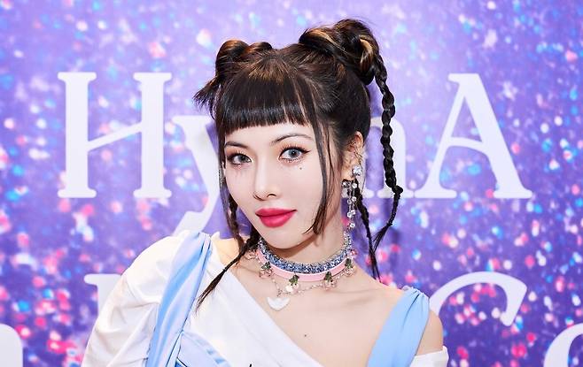 HyunA takes photos at a press conference for her seventh mini album “I’m Not Cool” in Seoul on Thursday. (P Nation)