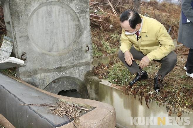 지난 26일 용정리 오폐수 발생현장을 점검하는모습.