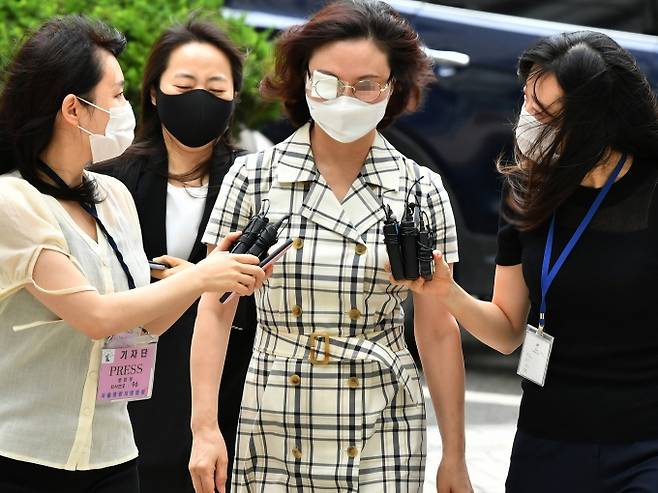 조국 전 법무부 장관의 배우자 정경심 동양대학교 교수가 서울 서초구 서울중앙지방법원에서 열린 사모펀드 및 자녀 입시비리 등 혐의 관련 공판에 출석하고 있다.&nbsp;